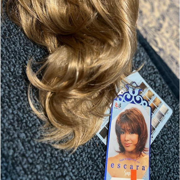 Escara by Bobbi Boss super cute short layered style, wheat blonde - Picture 1 of 4